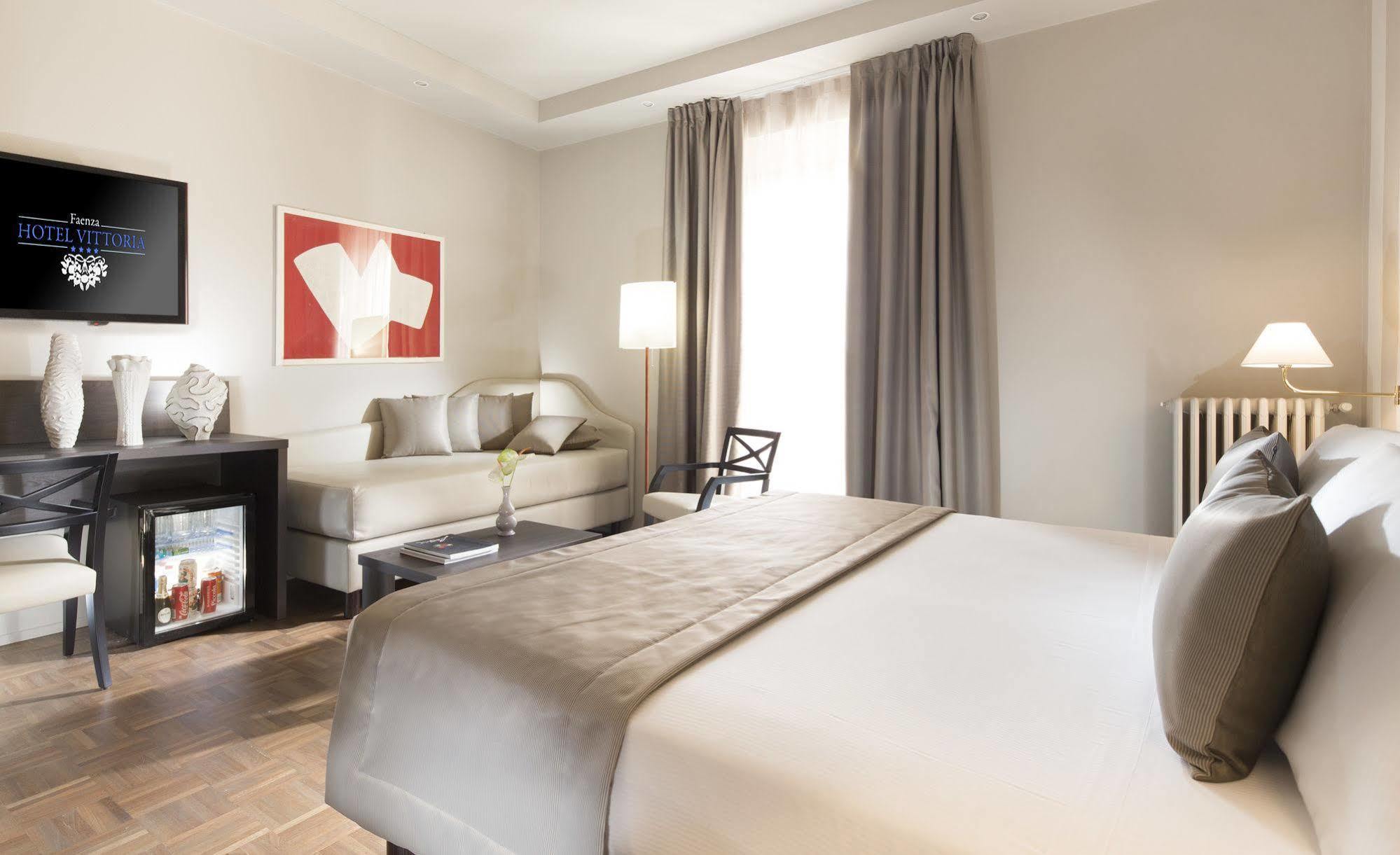Hotel Vittoria فينْتْسا المظهر الخارجي الصورة